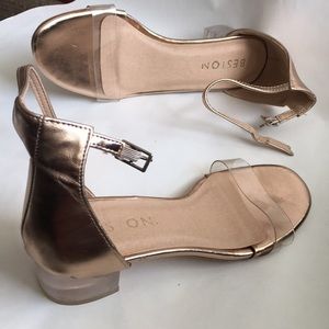 Beston Beautiful! metallic gold strap heel sandals